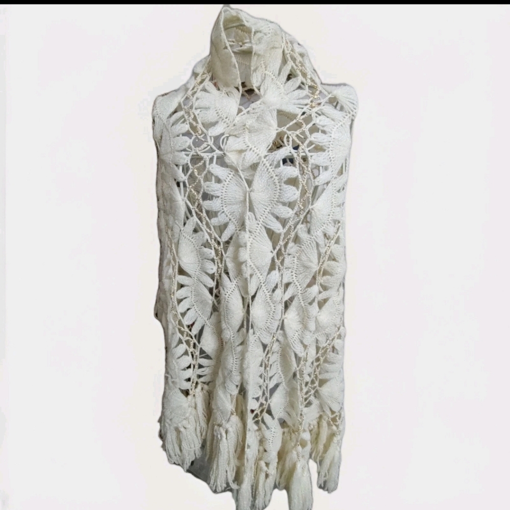 Vtg Off White Scallop  Pattern Crochet Shawl W/Soft Glittery Gold Highlights NOS